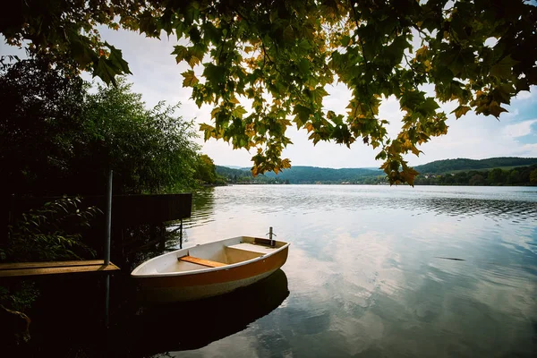 Ambiente tranquilo lago, barcos y muelle —  Fotos de Stock