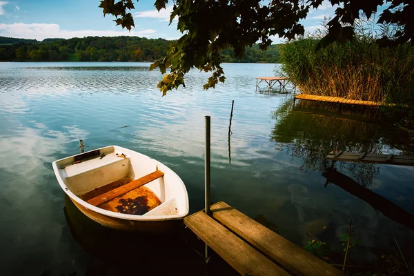 Мирная атмосфера озера, лодок и пирса — стоковое фото