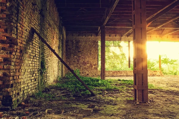 Abandonado viejo edificio industrial interior — Foto de Stock