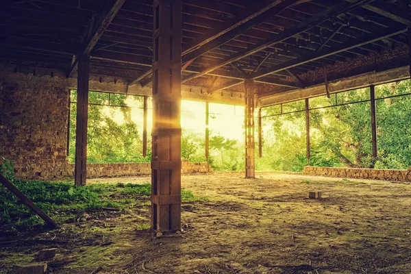 Abandonado velho edifício industrial interior — Fotografia de Stock