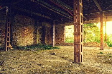 Terk edilmiş eski endüstriyel bina iç