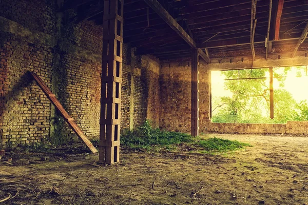 Abandonado velho edifício industrial interior — Fotografia de Stock