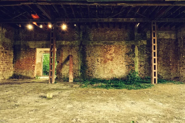 Abandonado velho edifício industrial interior — Fotografia de Stock