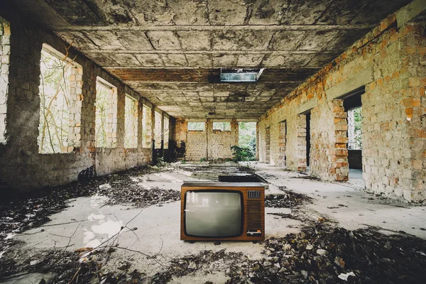 Velha televisão em prédio abandonado — Fotografia de Stock