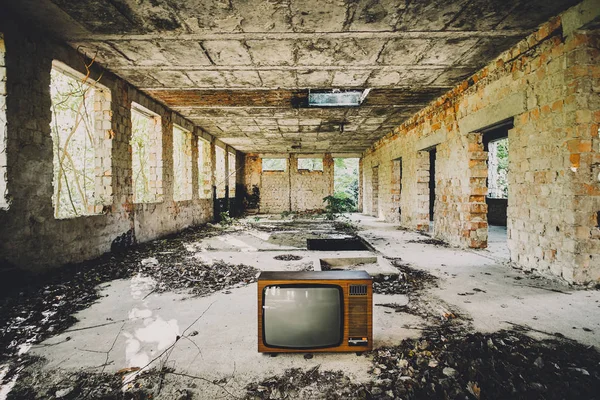 Vecchia televisione in edificio abbandonato — Foto Stock