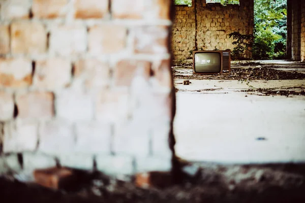 Antiguo televisor en edificio abandonado — Foto de Stock