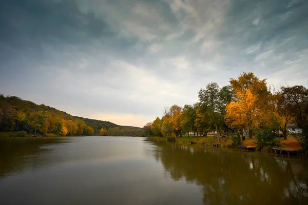 Lago de otoño colorido —  Fotos de Stock