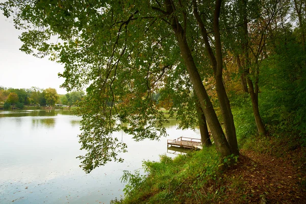 Herbstliche Seenlandschaft — Stockfoto