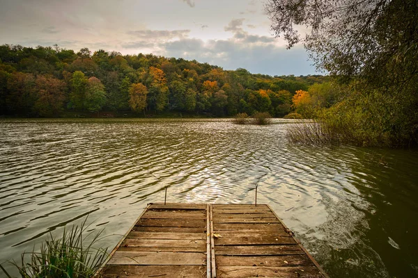 Herbstliche Seenlandschaft — Stockfoto