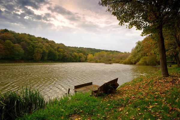 Herfst landschap van lake — Stockfoto