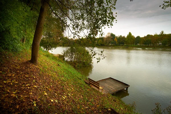 Осенний пейзаж озера — стоковое фото