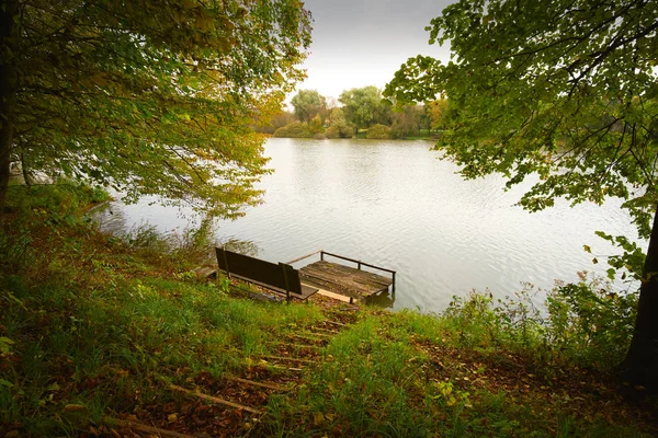 Herfst landschap van lake — Stockfoto