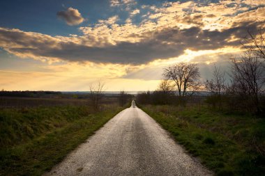 bulutlu gökyüzü ile köy yolunda