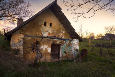terk edilmiş eski bir ev