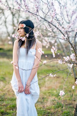 Sevimli genç kadın çiçek açan ağaç