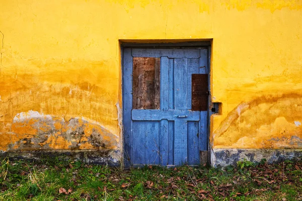 Altes Haus blaue Tür und gelb gestrichene Wand — Stockfoto