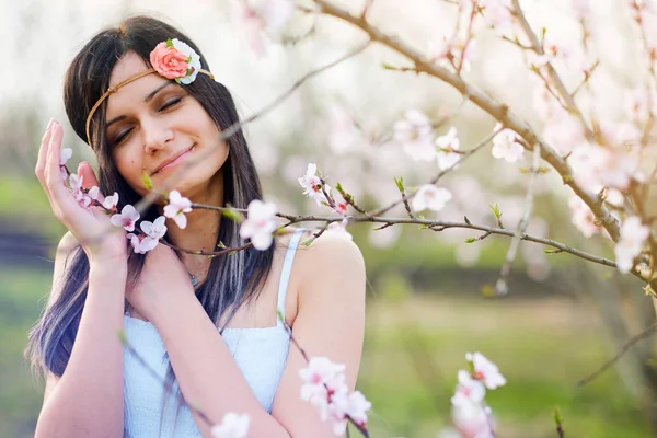 開花ツリーとかわいい若い女性 — ストック写真