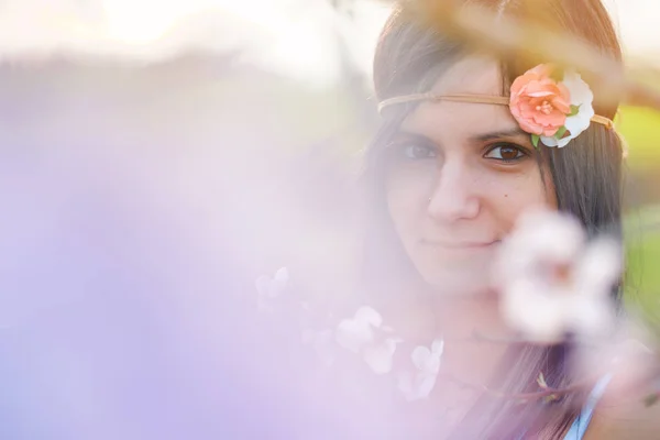 Jovem mulher flor árvore retrato — Fotografia de Stock