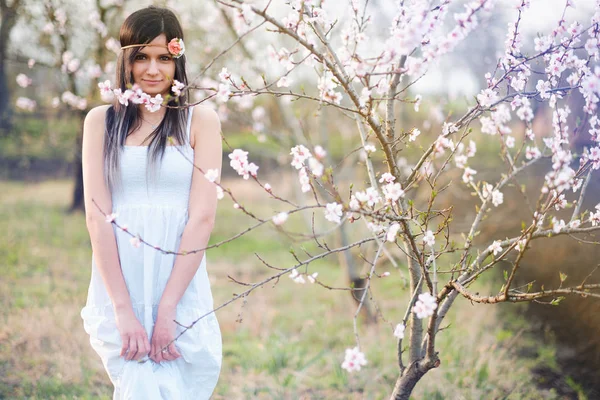 Carino giovane donna con albero in fiore — Foto Stock