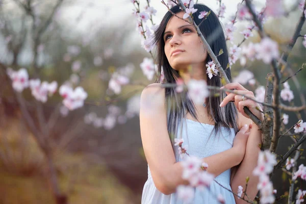 Jeune femme portrait fleur arbre — Photo