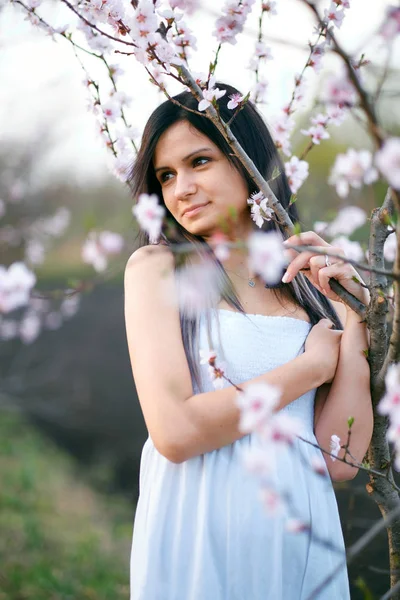 Jeune femme portrait fleur arbre — Photo