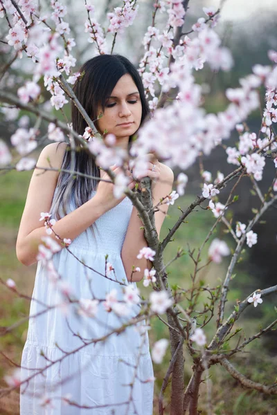 Jeune femme portrait fleur arbre — Photo