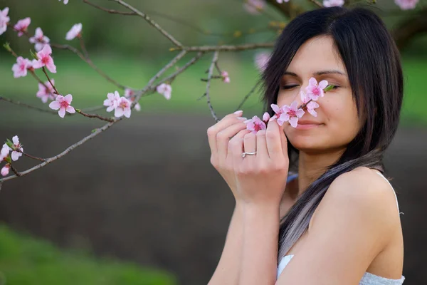 Mujer joven retrato flor árbol — Foto de Stock