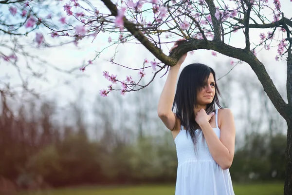 Jeune femme adulte portrait arbre fleur — Photo