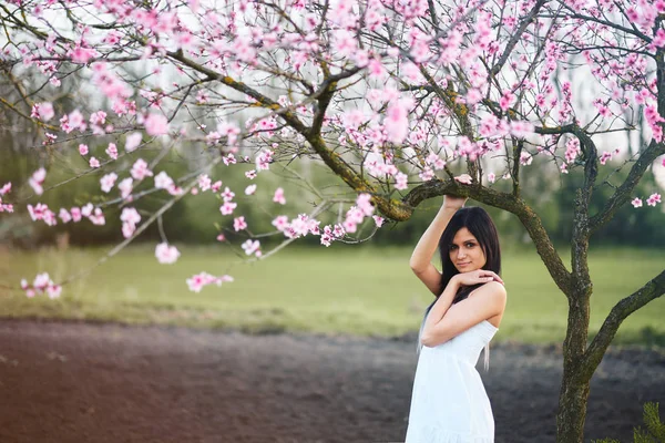 Jeune femme adulte portrait arbre fleur — Photo