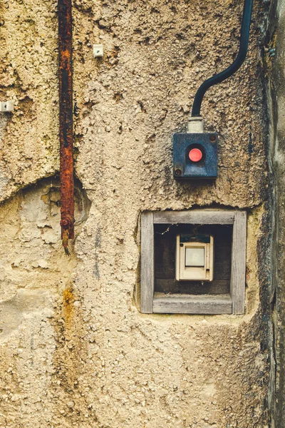 Alter elektrischer Schalter an einer Wand — Stockfoto