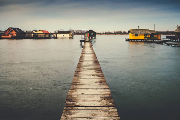 Cabañas de pesca en un lago — Foto de Stock