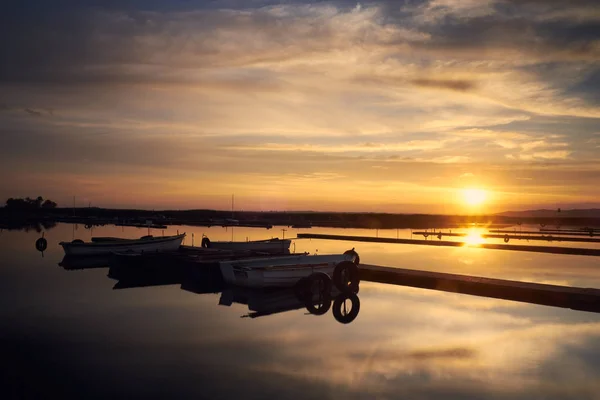 Boten in de haven bij zonsondergang — Stockfoto