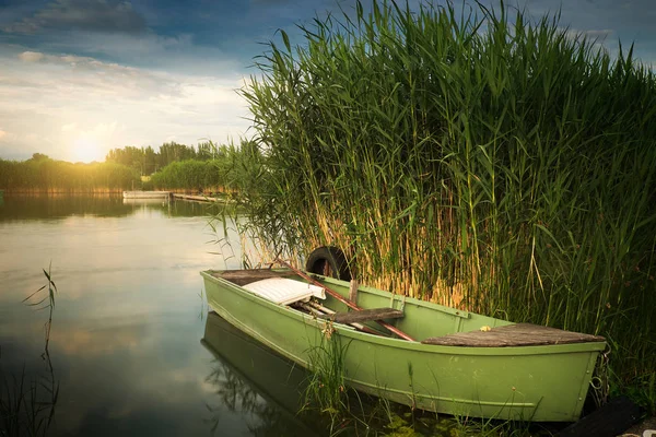 Rowboat on a lake — Stock Photo, Image