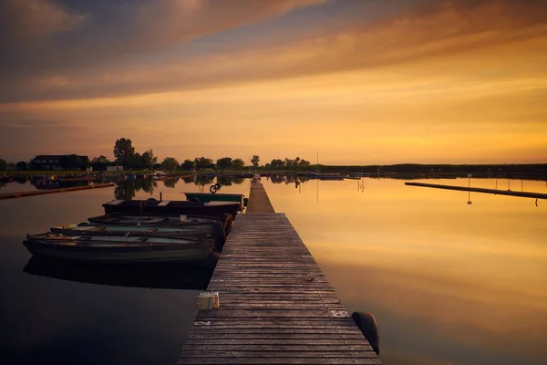 Bateaux dans le port au coucher du soleil — Photo