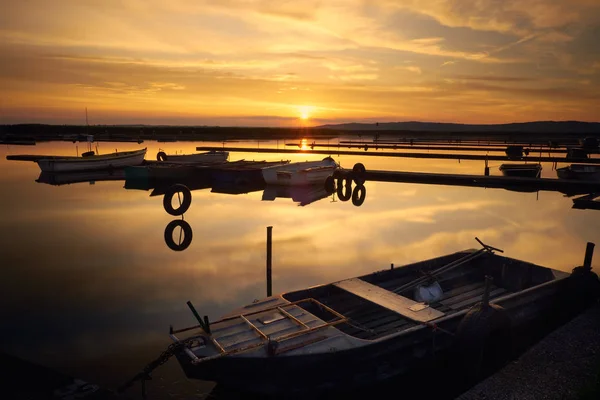 Лодки в гавани на закате — стоковое фото