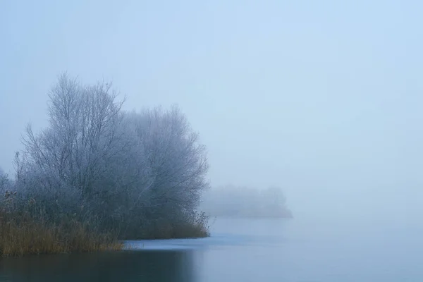 Dimmigt vintern fryst lake — Stockfoto