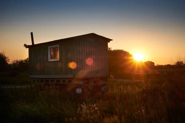 Old caravan on field countryside sunset — Stock Photo, Image