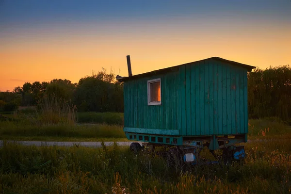 Alan kırsal günbatımı üzerinde eski karavan — Stok fotoğraf