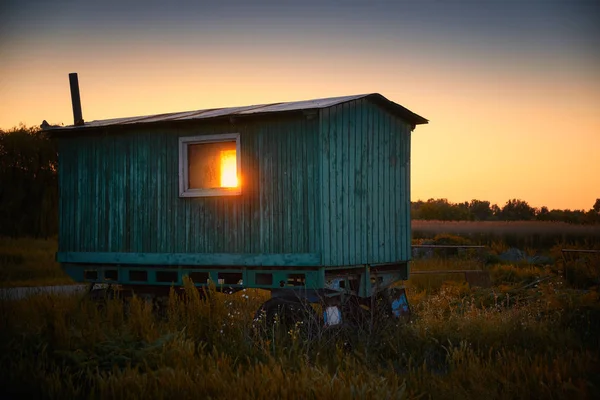 Vieille caravane sur champ campagne coucher de soleil — Photo