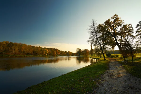 Sentier pédestre près du lac parc d'automne — Photo