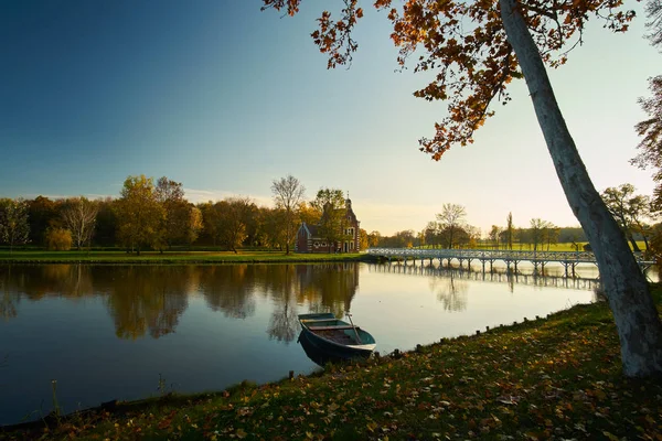 Boat on autumn lake — Stock Photo, Image