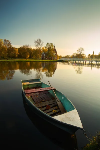 Boat on autumn lake — Stock Photo, Image