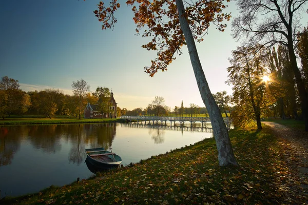 Bateau sur le lac d'automne — Photo