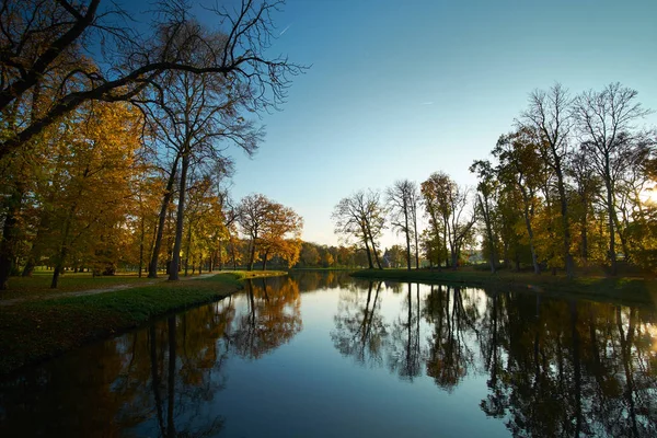 公園の秋の湖 — ストック写真