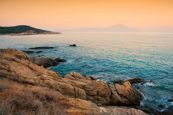 Bella riva e rocce in Grecia — Foto Stock