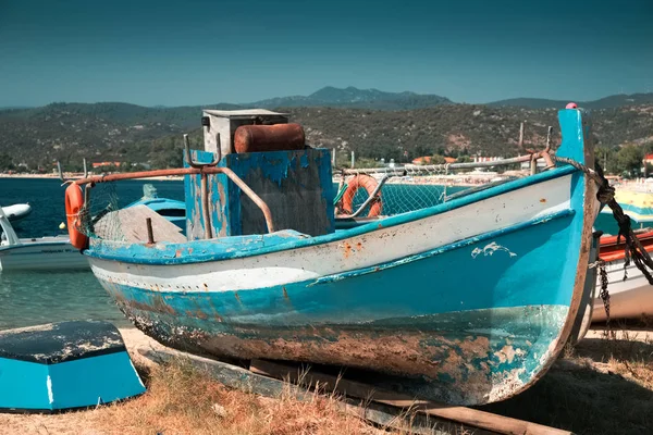 Velho barco de pesca na terra — Fotografia de Stock