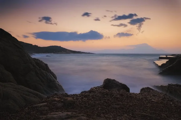 Lunga esposizione tramonto paesaggio marino — Foto Stock