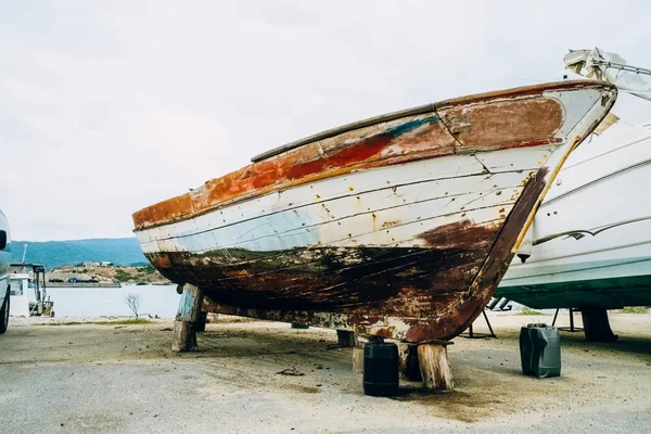 Velho barco em terra — Fotografia de Stock