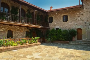 Meteora manastırın bahçesinde Yunanistan