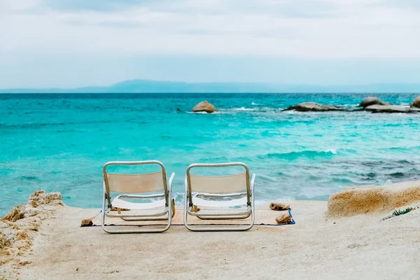 Dos sillas en la playa tropical —  Fotos de Stock